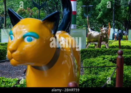 Scultura auto al Cats Park presso il River Boulevard di Cali, Departamento Valle del Cauca, Colombia, America Latina, Sud America Foto Stock