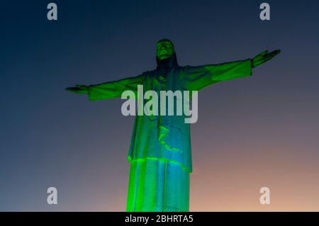 La statua di Cristo Re di notte a Santiago de Cali nella Valle di Cauca, Colombia, Sud America. Foto Stock