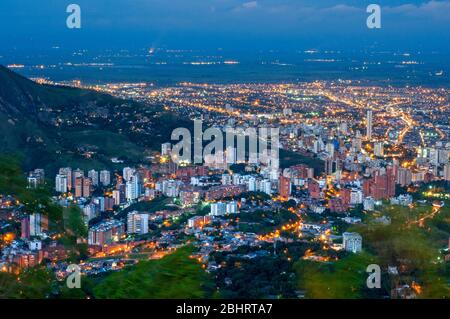 Vedute panoramiche di Santiago de Cali dalla Statua di Cristo Re a Santiago de Cali nella Valle di Cauca, Colombia, Sud America. Foto Stock