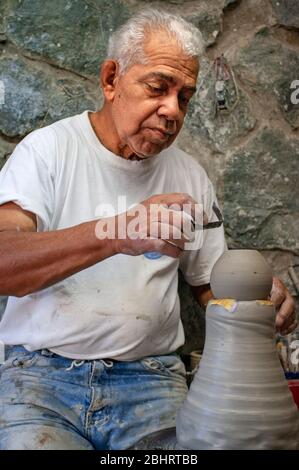 Artigianato della galleria di ceramica Mauro Phazan e studio d'arte. San Antonio quartiere Cali nella Valle Cauca, Colombia, Sud America. El artista Foto Stock