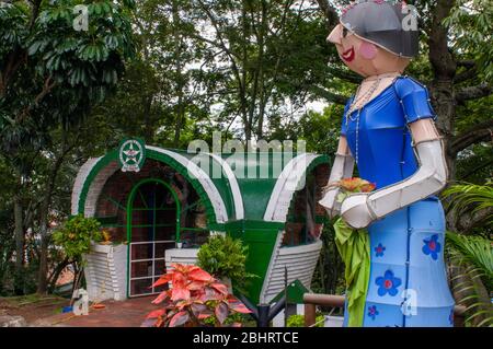 Statua e la stazione della polizia nazionale nel parco artigianale Parque artesanal Loma de la Cruz a San Antonio in Cali nella Valle di Cauca, Colombia, Sud America. Foto Stock