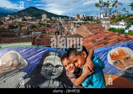 Bambini che giocano nel parco artistico Loma de la Cruz di San Antonio a Cali nella Valle di Cauca, Colombia, Sud America. Street Art Foto Stock