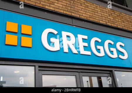 Slough, Berkshire, Regno Unito. 27 aprile 2020. Dopo le chiusure di Coronavirus Pandemic, Greggs il rivenditore di generi alimentari e la panetteria hanno annunciato che saranno riaperti alcuni dei loro negozi a Newcastle dal 4 maggio 2020 su base sperimentale. Nel Regno Unito hanno oltre 2,050 negozi. I negozi Slough rimangono chiusi. Credito: Maureen McLean/Alamy Foto Stock