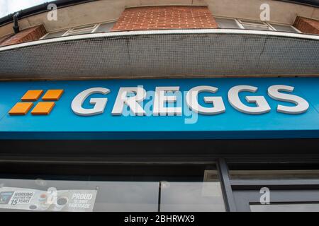 Slough, Berkshire, Regno Unito. 27 aprile 2020. Dopo le chiusure di Coronavirus Pandemic, Greggs il rivenditore di generi alimentari e la panetteria hanno annunciato che saranno riaperti alcuni dei loro negozi a Newcastle dal 4 maggio 2020 su base sperimentale. Nel Regno Unito hanno oltre 2,050 negozi. I negozi Slough rimangono chiusi. Credito: Maureen McLean/Alamy Foto Stock