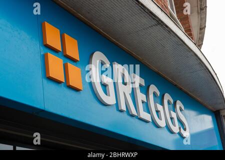 Slough, Berkshire, Regno Unito. 27 aprile 2020. Dopo le chiusure di Coronavirus Pandemic, Greggs il rivenditore di generi alimentari e la panetteria hanno annunciato che saranno riaperti alcuni dei loro negozi a Newcastle dal 4 maggio 2020 su base sperimentale. Nel Regno Unito hanno oltre 2,050 negozi. I negozi Slough rimangono chiusi. Credito: Maureen McLean/Alamy Foto Stock