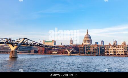 Un tardo pomeriggio vista del piede Millennium bridge, la Cattedrale di St Paul e la sponda nord del Tamigi a Londra, Inghilterra Foto Stock