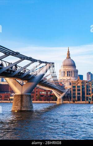 Un tardo pomeriggio vista del piede Millennium bridge, la Cattedrale di St Paul e la sponda nord del Tamigi a Londra, Inghilterra Foto Stock