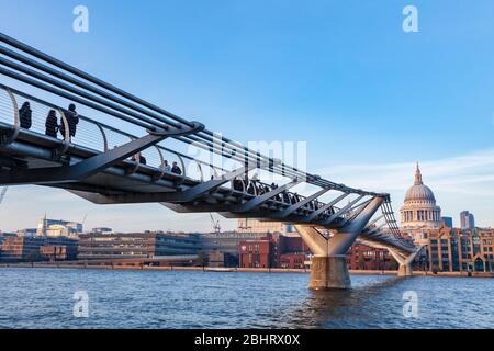 Un tardo pomeriggio vista del piede Millennium bridge, la Cattedrale di St Paul e la sponda nord del Tamigi a Londra, Inghilterra Foto Stock