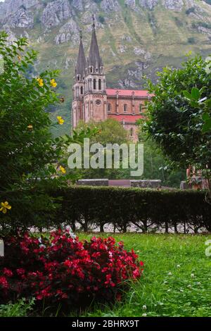 Covadonga, Asturie/Spagna; 06 agosto 2015. Pittoresca meta di pellegrinaggio con una cappella all'interno di una grotta e un lago sotto di essa. Foto Stock