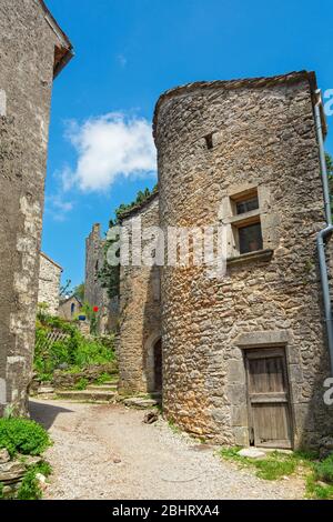 Francia, la Couvertoirade, città fortificata di proprietà dei Cavalieri Templari 12-13C, sostituito da Ospitalieri 14C, via del villaggio Foto Stock