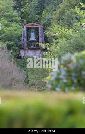 Covadonga, Asturie/Spagna; 06 agosto 2015. Pittoresca meta di pellegrinaggio con una cappella all'interno di una grotta e un lago sotto di essa. Foto Stock