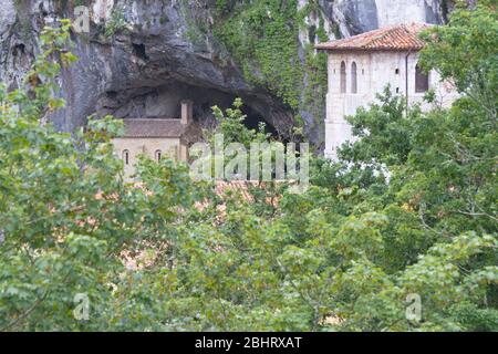 Covadonga, Asturie/Spagna; 06 agosto 2015. Pittoresca meta di pellegrinaggio con una cappella all'interno di una grotta e un lago sotto di essa. Foto Stock