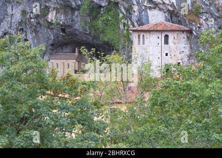 Covadonga, Asturie/Spagna; 06 agosto 2015. Pittoresca meta di pellegrinaggio con una cappella all'interno di una grotta e un lago sotto di essa. Foto Stock