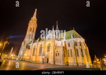 La Chiesa di San Mattia, un famoso punto di riferimento a Budapest, in Ungheria da notte. Foto Stock