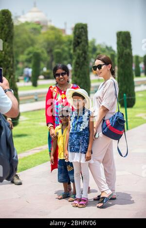 donne rurali indiane del nord in costumi tradizionali colorati davanti a taj mahak, donne del villaggio indiano, tajmahal turistico domestico, agra, taj, taj india Foto Stock