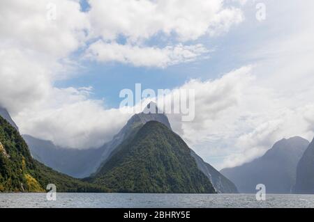 Milford Sound, Nuova Zelanda. Vista che guarda verso Mitre Peak, Milford Sound, Fiordland National Park, Southland, South Island, Nuova Zelanda Foto Stock