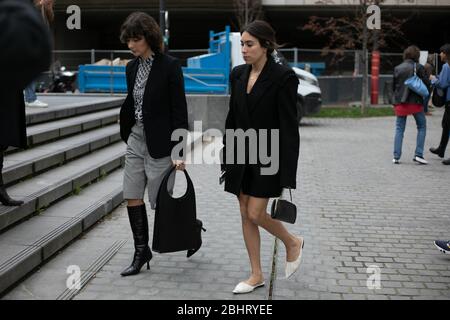 Alyssa Coscarellliand Lauren Caruso alla Coperni show durante la settimana della Moda di Parigi Feb 25,2020- Foto: Pista Manhattan/Valentina Ranieri *** Foto Stock