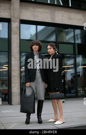 Alyssa Coscarellliand Lauren Caruso alla Coperni show durante la settimana della Moda di Parigi Feb 25,2020- Foto: Pista Manhattan/Valentina Ranieri *** Foto Stock