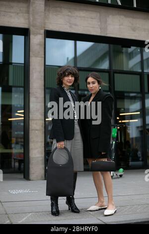 Alyssa Coscarellliand Lauren Caruso alla Coperni show durante la settimana della Moda di Parigi Feb 25,2020- Foto: Pista Manhattan/Valentina Ranieri *** Foto Stock