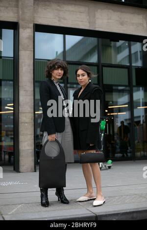 Alyssa Coscarellliand Lauren Caruso alla Coperni show durante la settimana della Moda di Parigi Feb 25,2020- Foto: Pista Manhattan/Valentina Ranieri *** Foto Stock