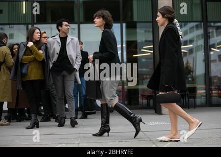 Alyssa Coscarellliand Lauren Caruso alla Coperni show durante la settimana della Moda di Parigi Feb 25,2020- Foto: Pista Manhattan/Valentina Ranieri *** Foto Stock