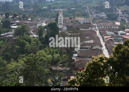 Vista aerea del piccolo andina villaggio contadino del Salento, nel caffè Quindio della regione, vicino a la Cocora parco naturale. Le montagne delle Ande. Colomb Foto Stock