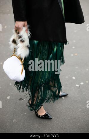 Uno showgoer chic che partecipa allo spettacolo Victoria/Tomas durante la settimana della Moda di Parigi Feb 25,2020- Foto: Pista Manhattan/Valentina Ranieri ***per Editoriale Foto Stock