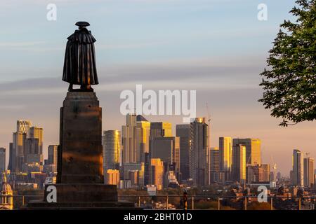 La statua del maggiore generale James Wolf rievola il moderno skyline di Londra dalla cima del suo zoccolo a Greenwich Park Foto Stock