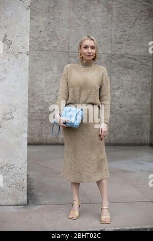 Uno showgoer chic che partecipa allo spettacolo Victoria/Tomas durante la settimana della Moda di Parigi Feb 25,2020- Foto: Pista Manhattan/Valentina Ranieri ***per Editoriale Foto Stock