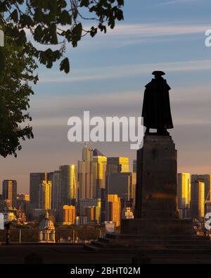 La statua del maggiore generale James Wolf rievola il moderno skyline di Londra dalla cima del suo zoccolo a Greenwich Park Foto Stock