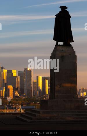 La statua del maggiore generale James Wolf rievola il moderno skyline di Londra dalla cima del suo zoccolo a Greenwich Park Foto Stock