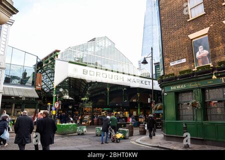 Londra, UK, 25 gennaio 2020: Borough Market è una sala di mercato all'ingrosso e al dettaglio a Southwark, Londra, Inghilterra. E' uno dei più grandi e vecchi Foto Stock