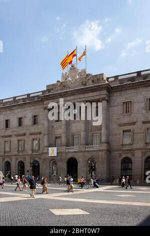 Vista della gente che cammina sulla piazza della città chiamata 'Placa de Sant Jaume' nel quartiere 'Ciutat Vella' (quartiere Gotico) a Barcellona. È una giornata estiva soleggiata. Foto Stock