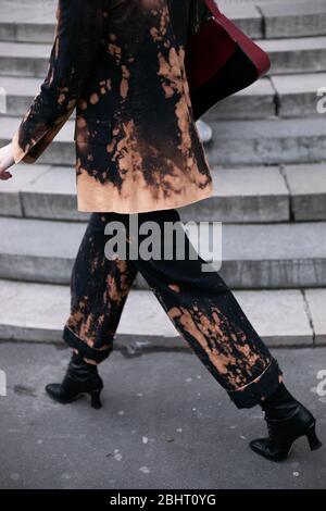 Uno showgoer chic che partecipa allo spettacolo Victoria/Tomas durante la settimana della Moda di Parigi Feb 25,2020- Foto: Pista Manhattan/Valentina Ranieri ***per Editoriale Foto Stock