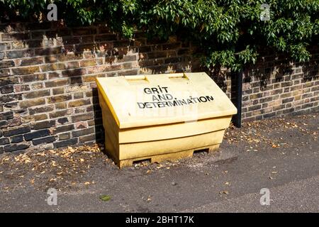 Una scatola gialla di graniglia del consiglio, denominata "Grit and Determination" a Haringey, a nord di Londra, nel Regno Unito, durante il blocco della pandemia del coronavirus Foto Stock