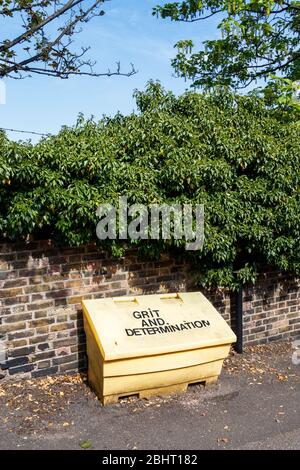 Una scatola gialla di graniglia del consiglio, denominata "Grit and Determination" a Haringey, a nord di Londra, nel Regno Unito, durante il blocco della pandemia del coronavirus Foto Stock