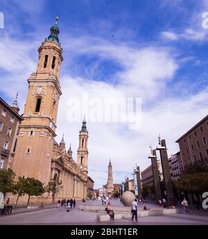 Plaza de Nuestra Señora del pila con la Basílica del Pilar y con la catedral del Salvador al fondor. Saragozza. Aragón. España Foto Stock