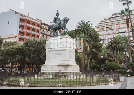 Bari, Italia - 06 Novembre 2019: Statua equestre di Umberto i a Bari Foto Stock