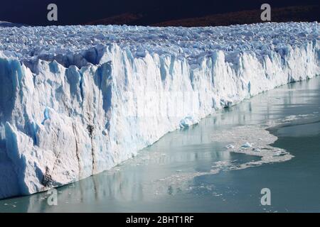 Vista ingrandita del ghiacciaio Perito Moreno. La Patagonia Argentina Foto Stock