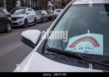 16 aprile 2020 - Montreal, QC, Canada: Rainbow Drawing & 'ça va bien aller' speranza messaggio francese sul cruscotto della finestra dell'automobile, Coronavirus COVID-19 Pandemic Foto Stock