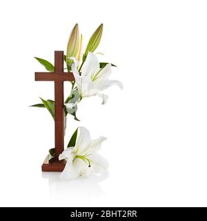 Croce con gigli isolati su sfondo bianco per il design decorativo. Sfondo di primavera. Carta di Pasqua. Foto Stock