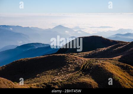 Creste di montagna di corrillera dalla cima del Monte Pulag, Benguet, Filippine. Foto Stock