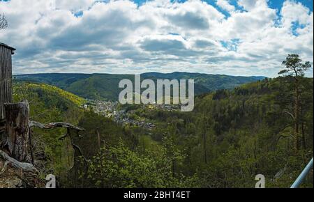 Vista dal punto di vista di Trippstein su Schwarzburg in Turingia Foto Stock