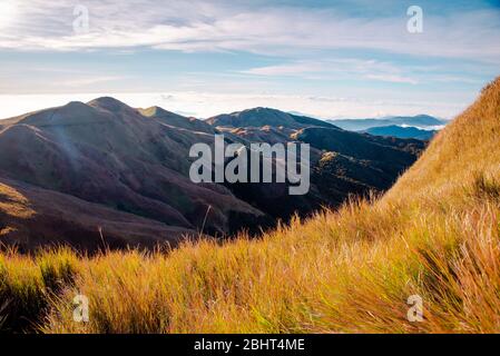 Creste di montagna di corrillera dalla cima del Monte Pulag, Benguet, Filippine. Foto Stock