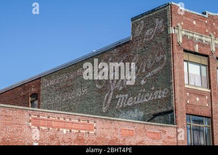 Segni fantasma su un vecchio edificio in mattoni a Lowell, Massachusetts Foto Stock