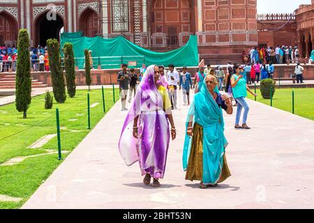 donne rurali indiane del nord in costumi tradizionali colorati davanti a taj mahak, donne del villaggio indiano, tajmahal turistico domestico, agra, taj, taj india Foto Stock