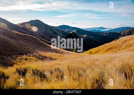 Creste di montagna di corrillera dalla cima del Monte Pulag, Benguet, Filippine. Foto Stock