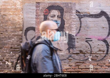 Roma, Italia. 27 aprile 2020. Sabato 25 aprile a Vicolo di Santa Rufina nel quartiere Trastevere di Roma è apparso un murale che raffigura l'attrice italiana e romana Anna Magnani con una maschera sul viso contro Covid-19 (Foto di Matteo Nardone/Pacific Press/Sipa USA) Credit: Sipa USA/Alamy Live News Foto Stock