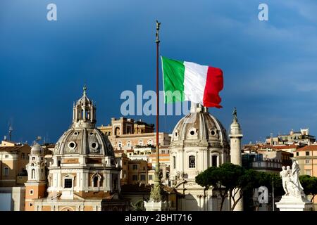 Cupole delle Chiese Santa Maria di Loreto e Santissimo Nome di Maria. Santa Maria di Loreto e SS. Nome di Maria. Bandiera italiana sventolante. Roma, Italia, UE Foto Stock