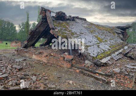 Distrusse le camere a gas nel campo di concentramento della seconda guerra mondiale Auschwitz-Birkenau Foto Stock